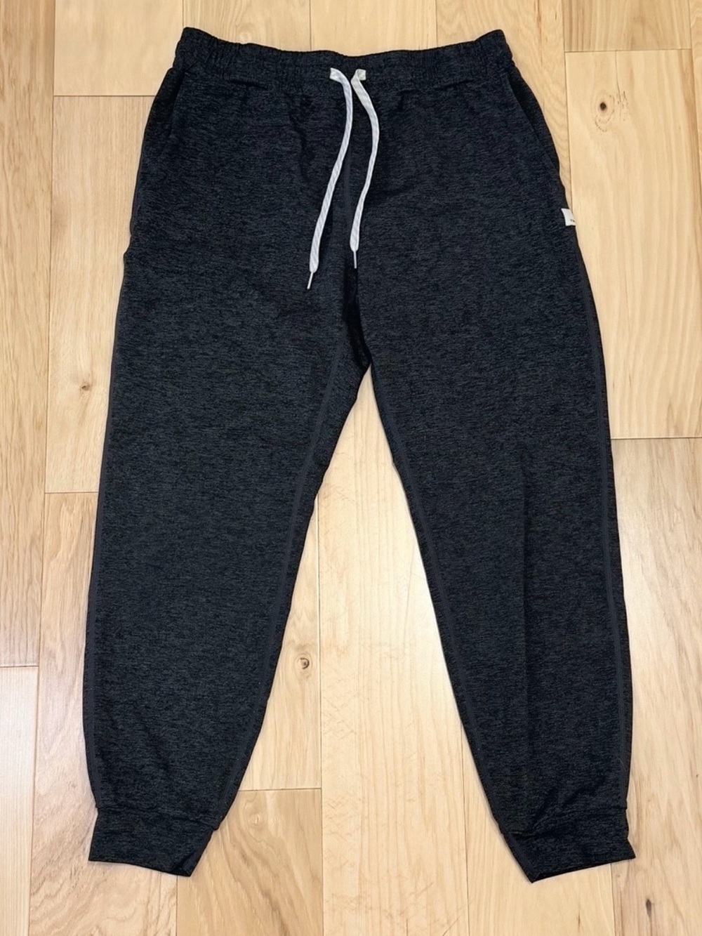 LIKE NEW Vuori Women's Performance Dreamknit Charcoal Jogger